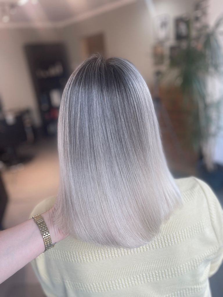 Păr blond platinum, rezultat L'Atelier by Denise