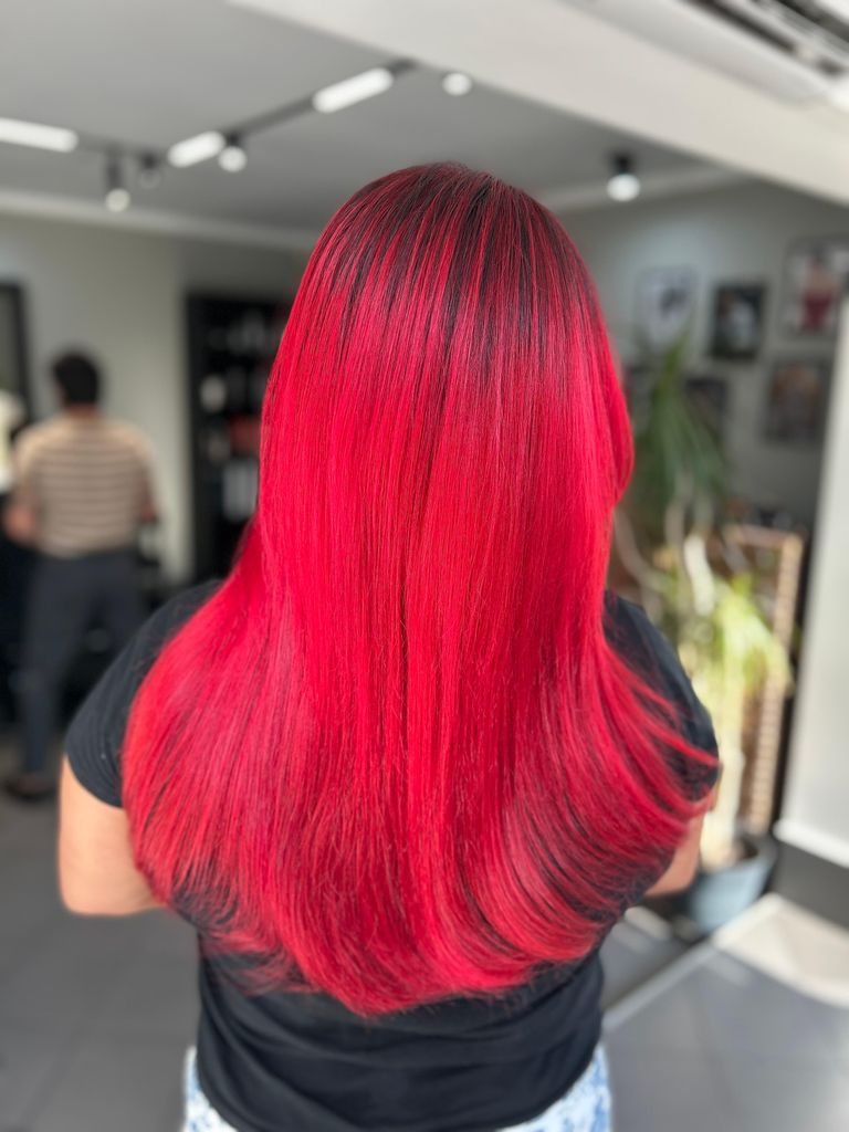 Colorare roșu vibrant realizată la L'Atelier by Denise
