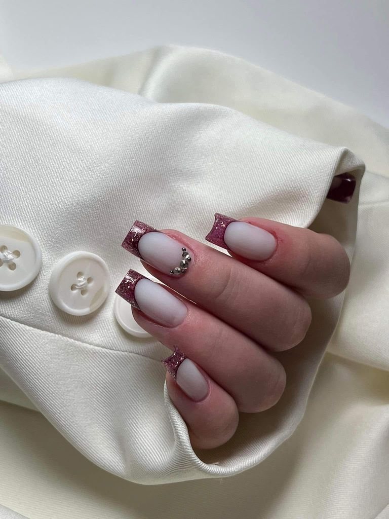 Manichiură burgundy cu glitter, L'Atelier by Denise